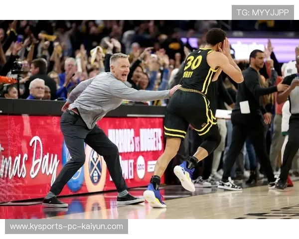 库里持球突破背后传球，助攻汤普森三分为